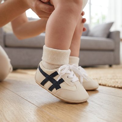 chaussure pour bébé look sportif noir