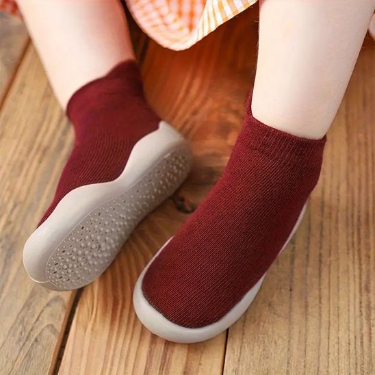 Enfant avec chaussure bebe souple hybride antidérapante rouge