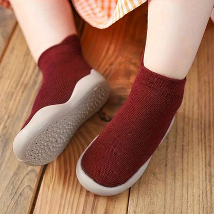 Enfant avec chaussure bebe souple hybride antidérapante rouge