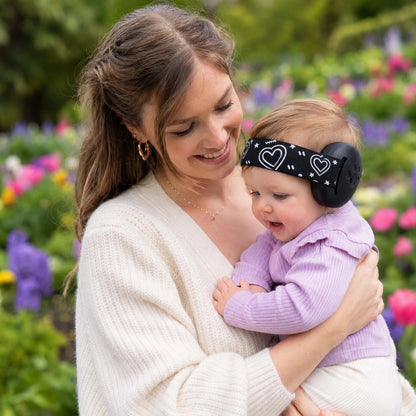 Mère et poupon avec casque pour bébé anti-bruit coeur joyeux