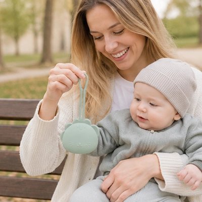 Mère offre à bébé boite a tetines délicatesse